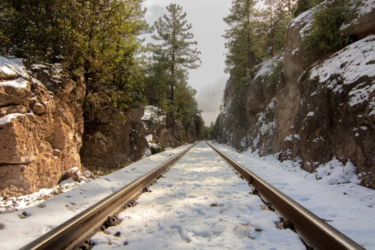 Tren Chepe atravesando paisaje nevado